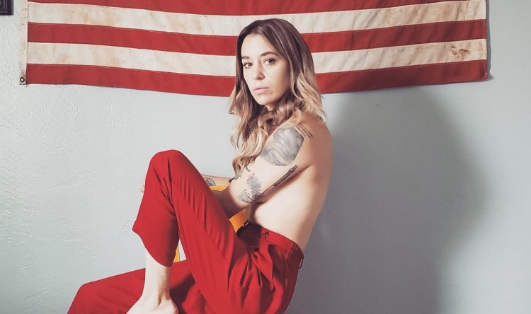 Laura Jasorka Climbing