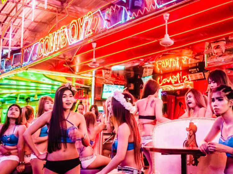 Shirows of red lamps in Amsterdam