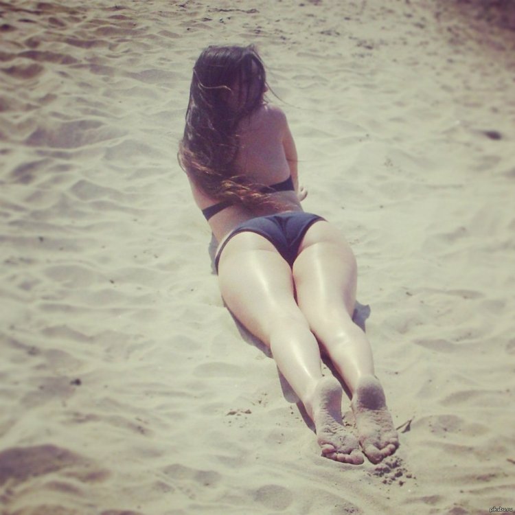 Photo hunt for girls on the beach