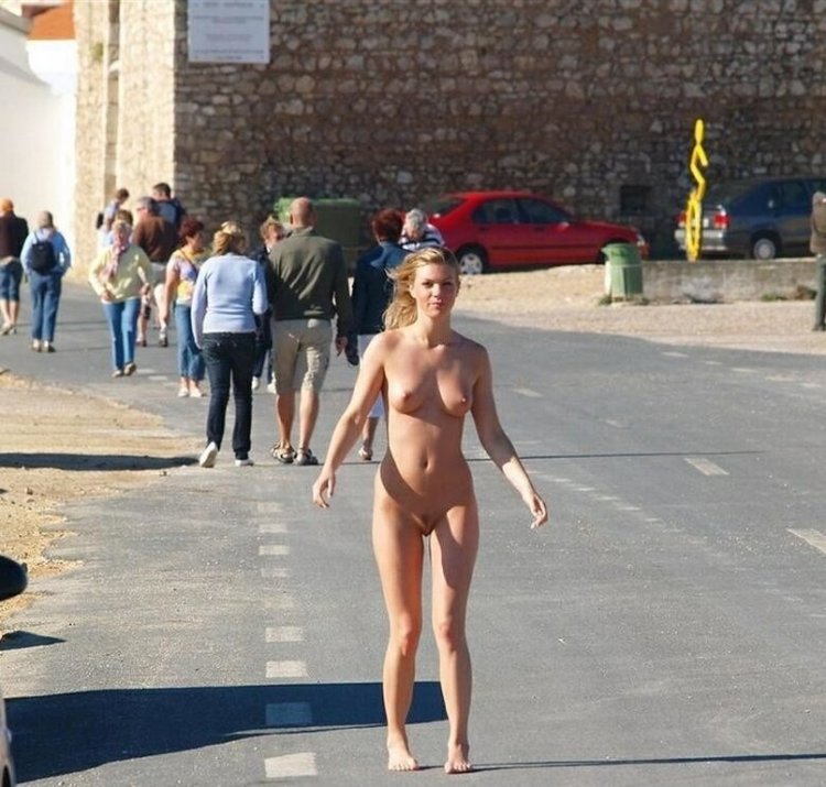 Nude in Public in ultra -high resolution