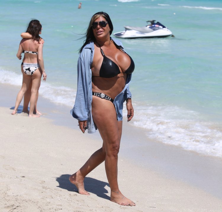 ANGELA RAIOLA BIKINI