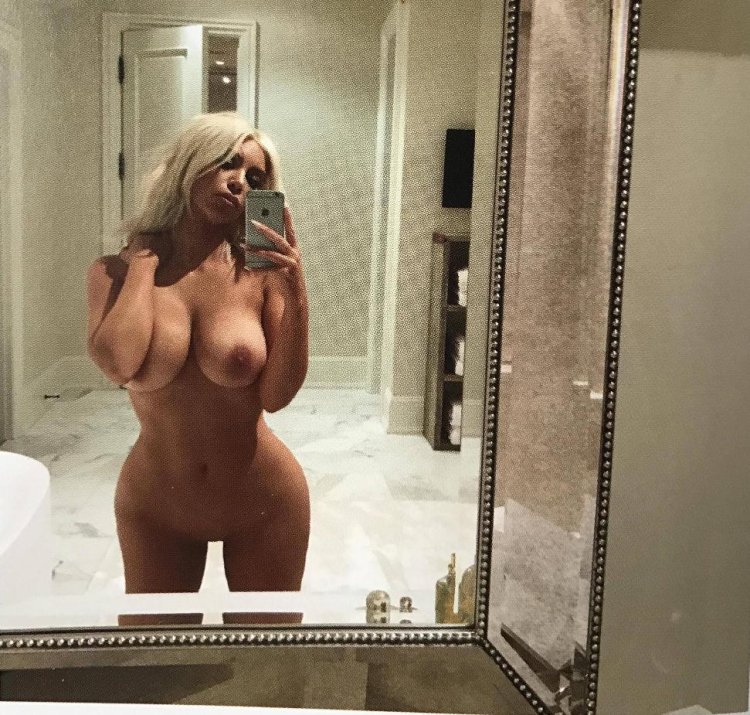 Kim Kardashian Selfie in the bathroom