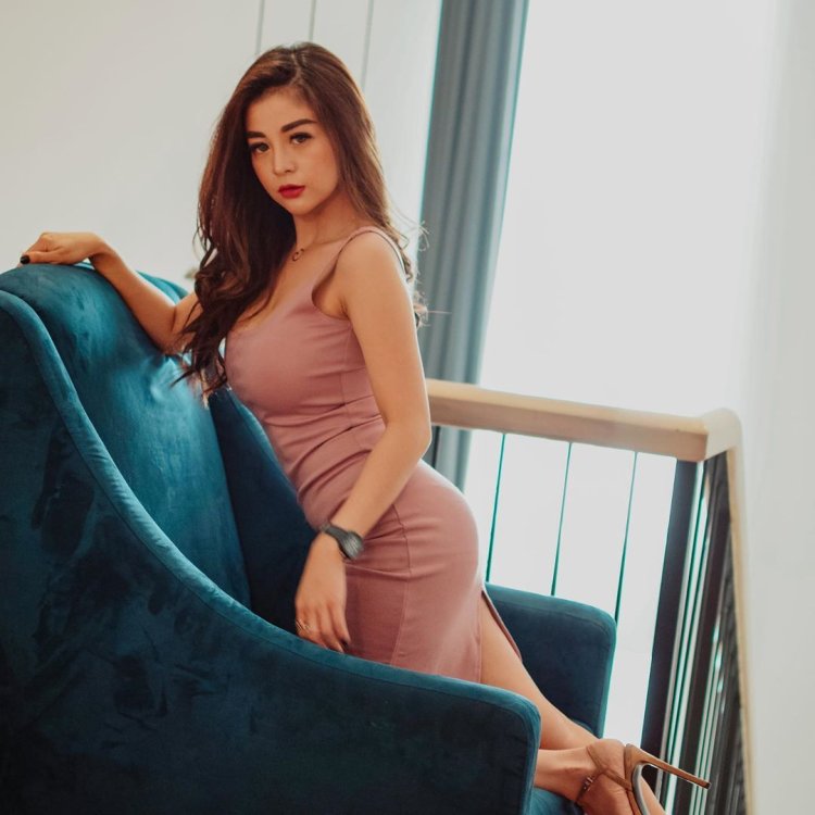 Julie Valmont (Julie Valmont)