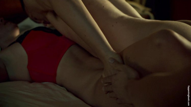 BELOW HER MOUTH (2016) Erika Linder, Natalie Krill