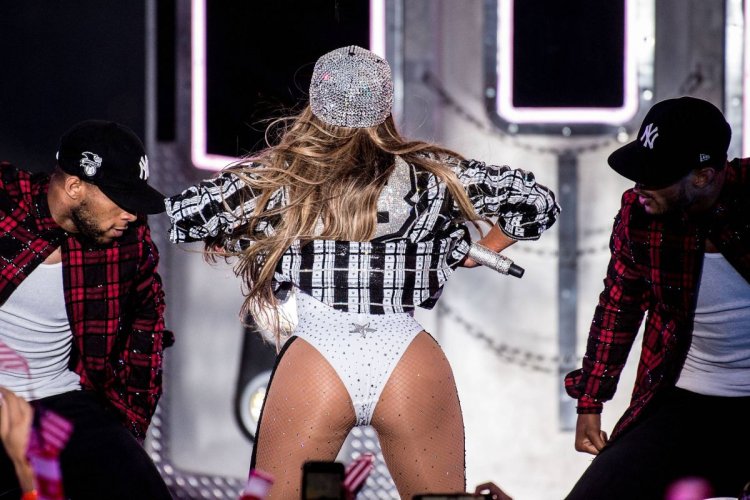 Jennifer Lopez in stockings