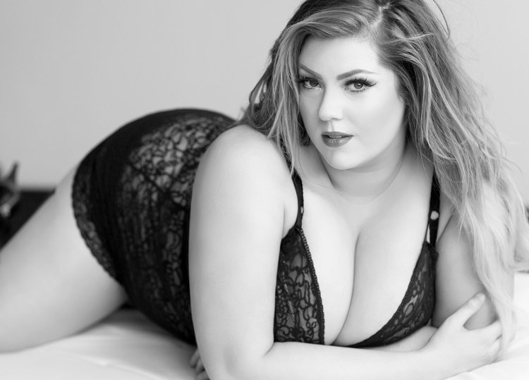 Natalia lozano model plus saz