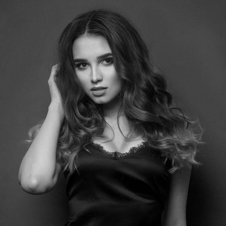 Daria Zaritskaya in a swimsuit and mini