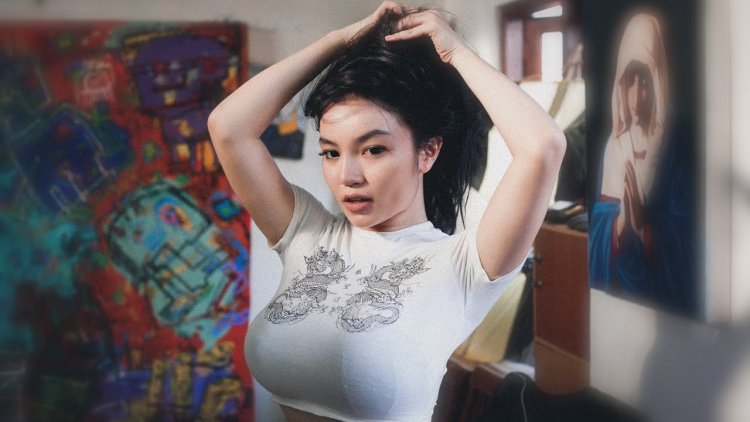 Monicaardhea Bukak Baju