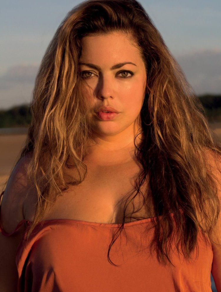 Fluvia lacerda plus saz naked