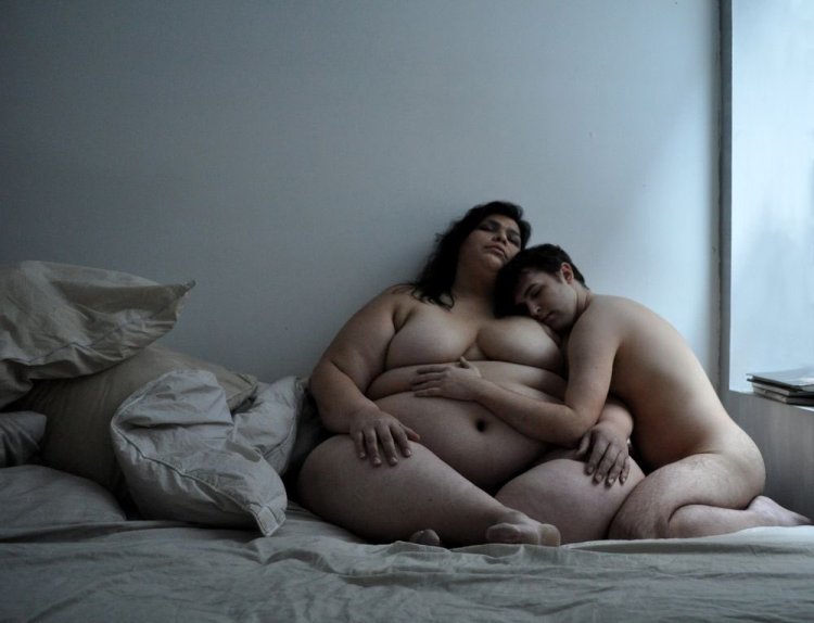 Naked pyder in the kitchen