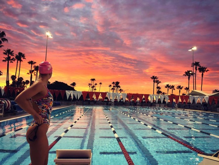 Julia Efimova with pineapples