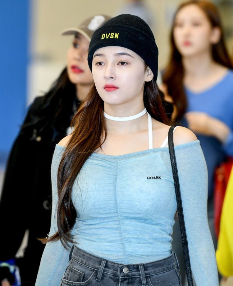 Nancy Momoland is dancing