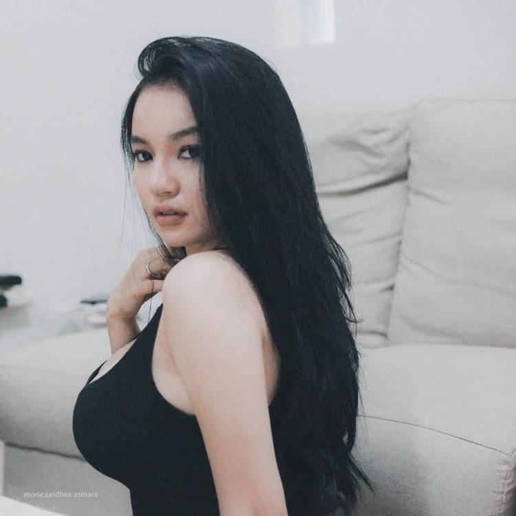 Monicaardhea Bukak Baju