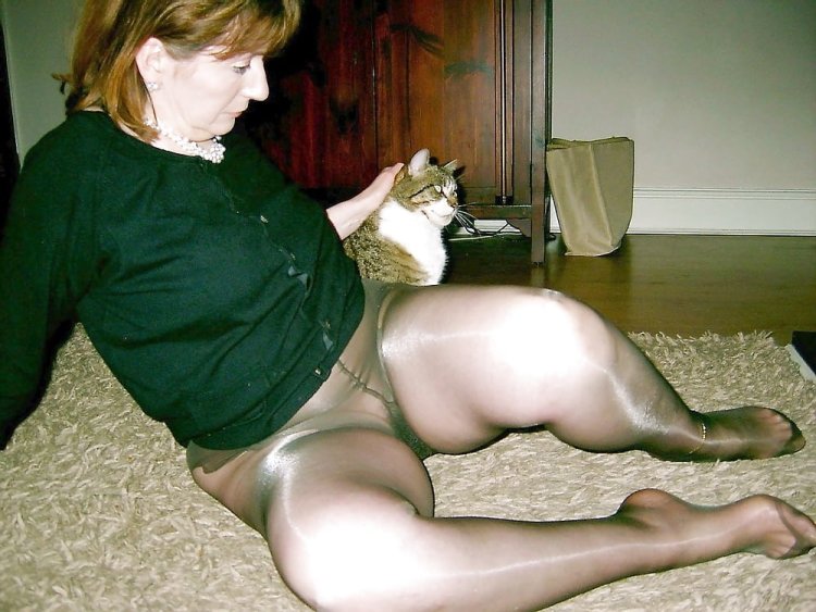 Mature in pantyhose without panties