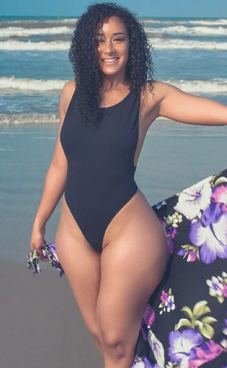 Models Big Saiz in underwear