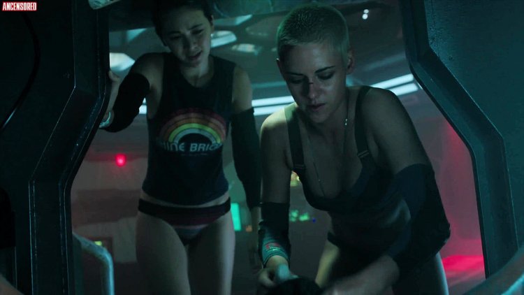 Jessica Henwick under water 2020