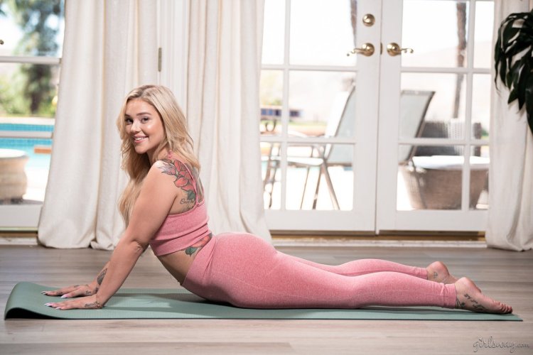 Kali Roses, Violet Myers and Carolina Cortez Picture Gallery