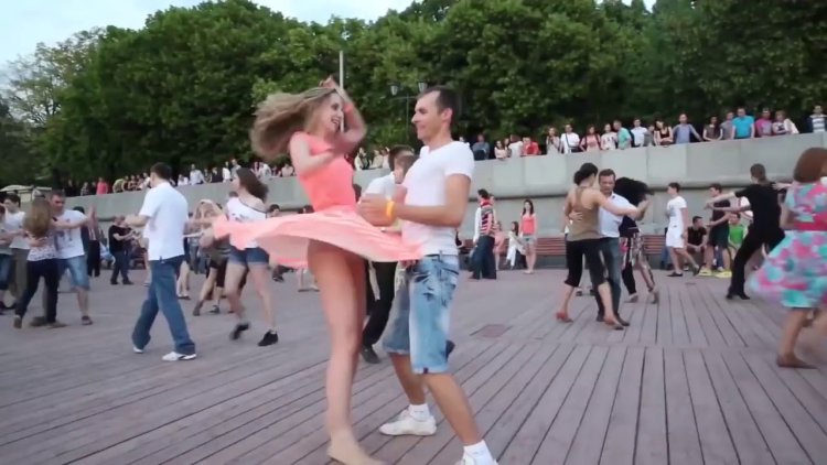 UPS in graduates dancing