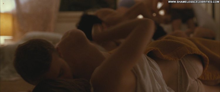 Elizabeth Olsen Marta Marsi Maja Marlene bed stage