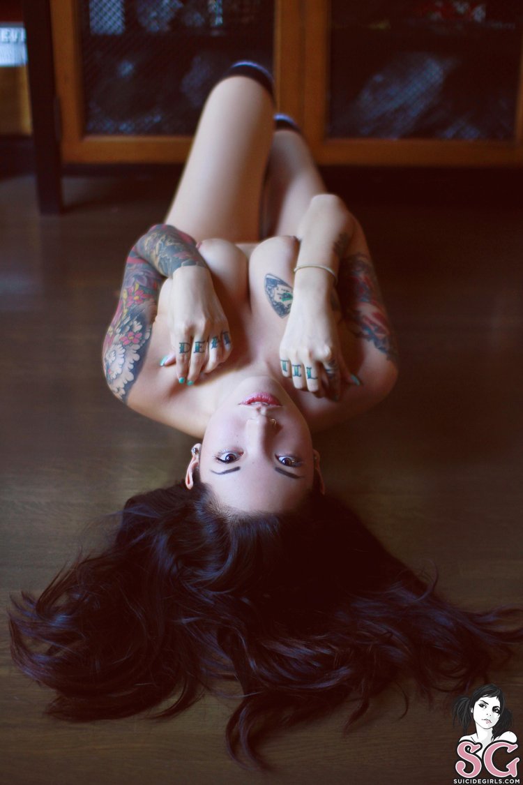 Red -haired girl with a tattoo on her foot