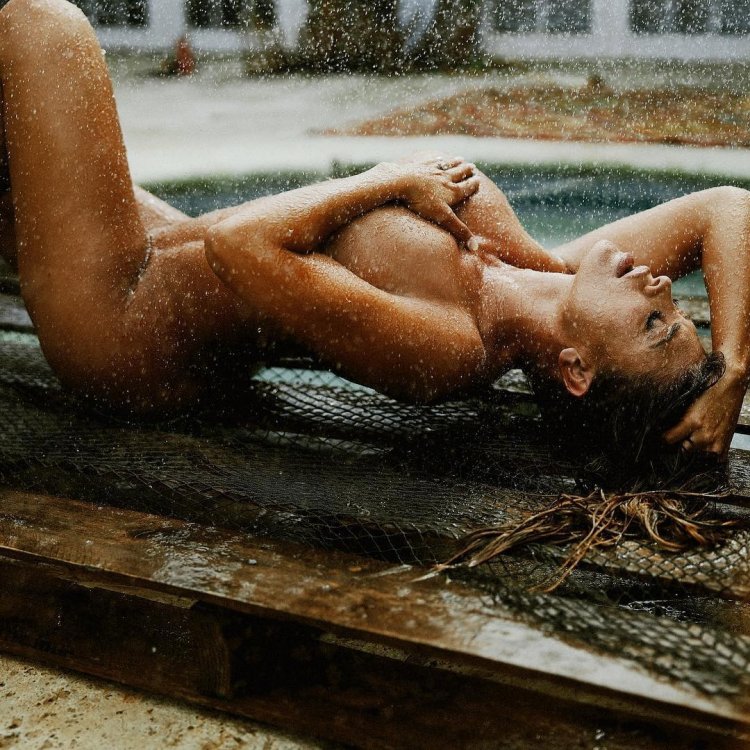 Emily Blunt of a photo shoot nude