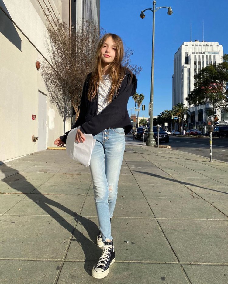 Maisie de krassel barefoot