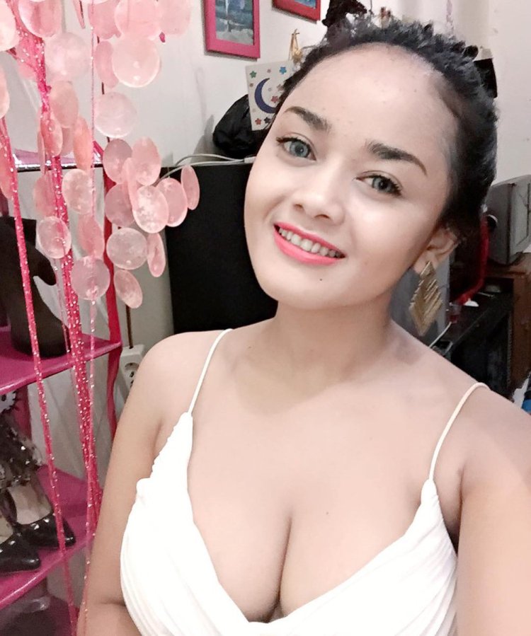 Angelina Rully Bugil