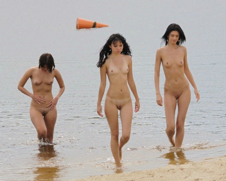 Girls on the Nudium beach