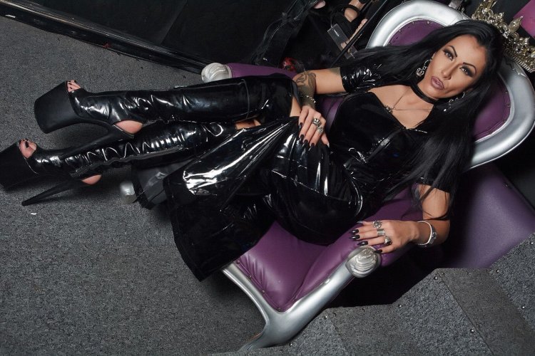 Mistress Kennya Romania