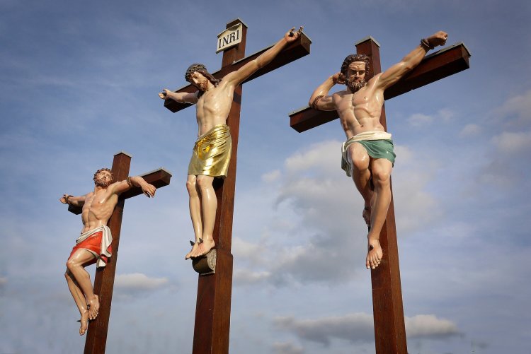 Crucifixion in Rome naked young men and prisoners of soldiers