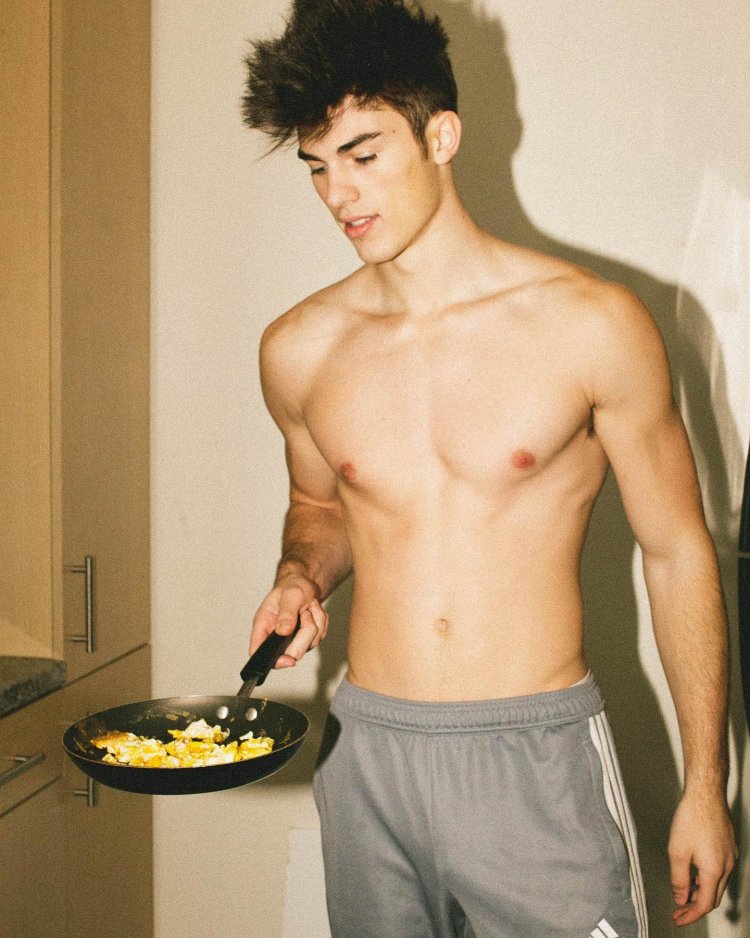 Zach Roerig is naked