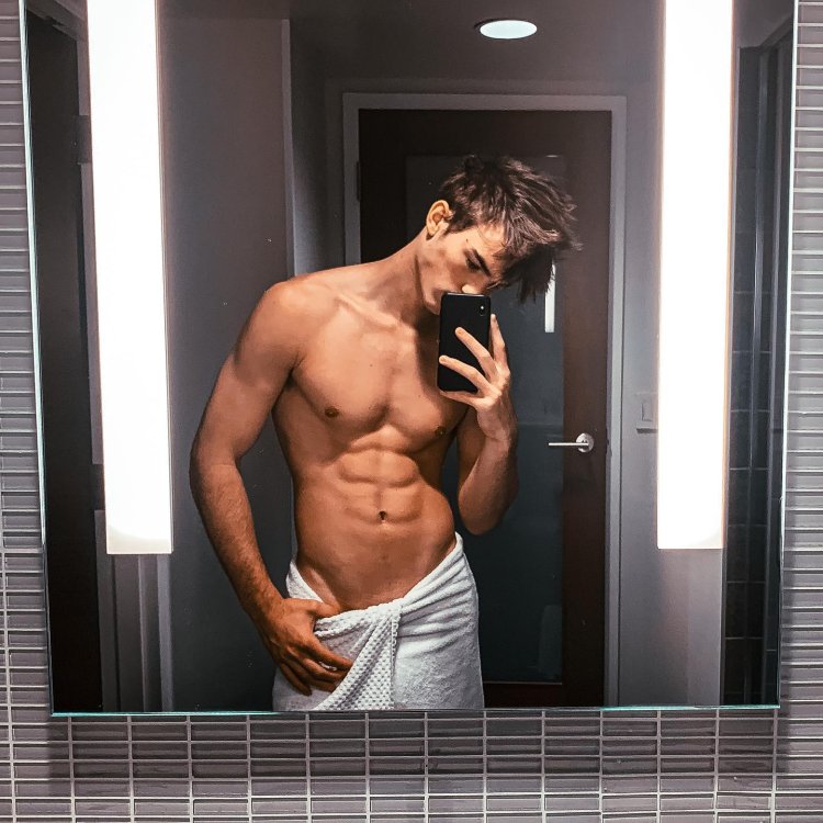 Zach Zeiler is naked