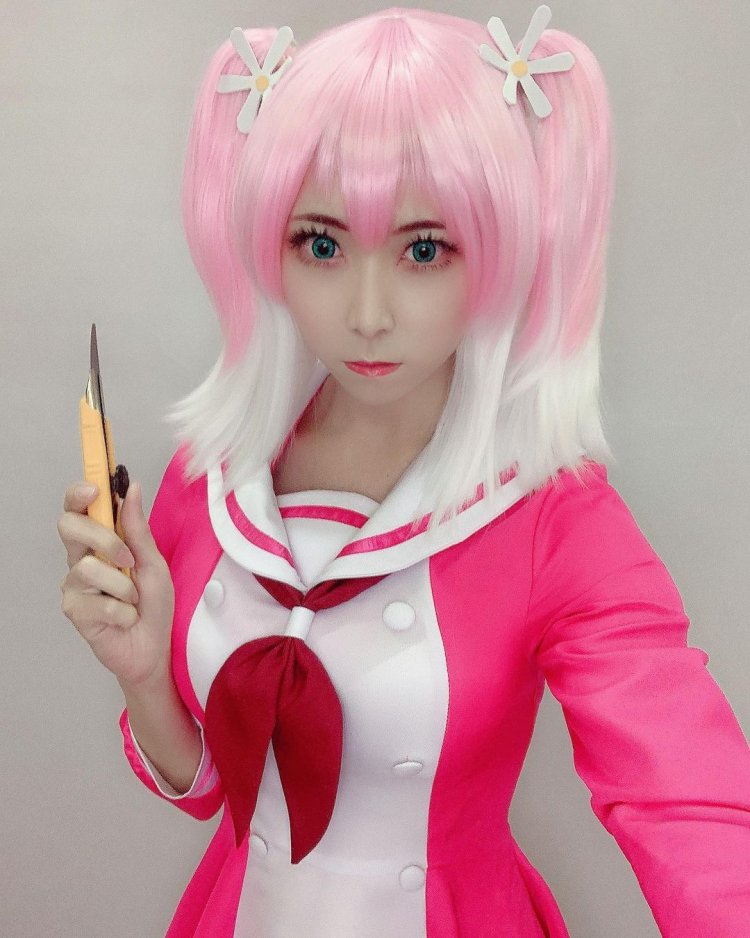 Momoko Kuzuru cosplay