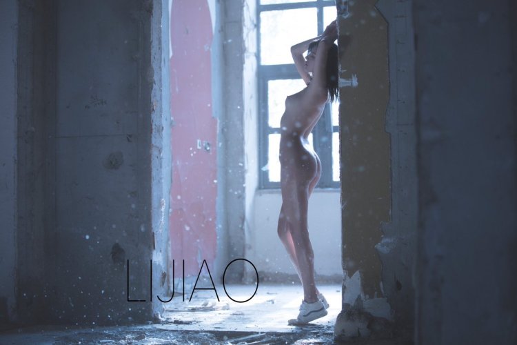 Girl on the bed of ero nude