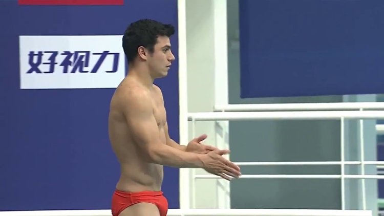 Vladimir Barbu jumping into the water