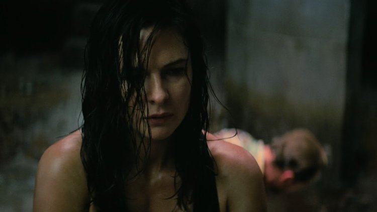 Rebecca Ferguson kisses the girl