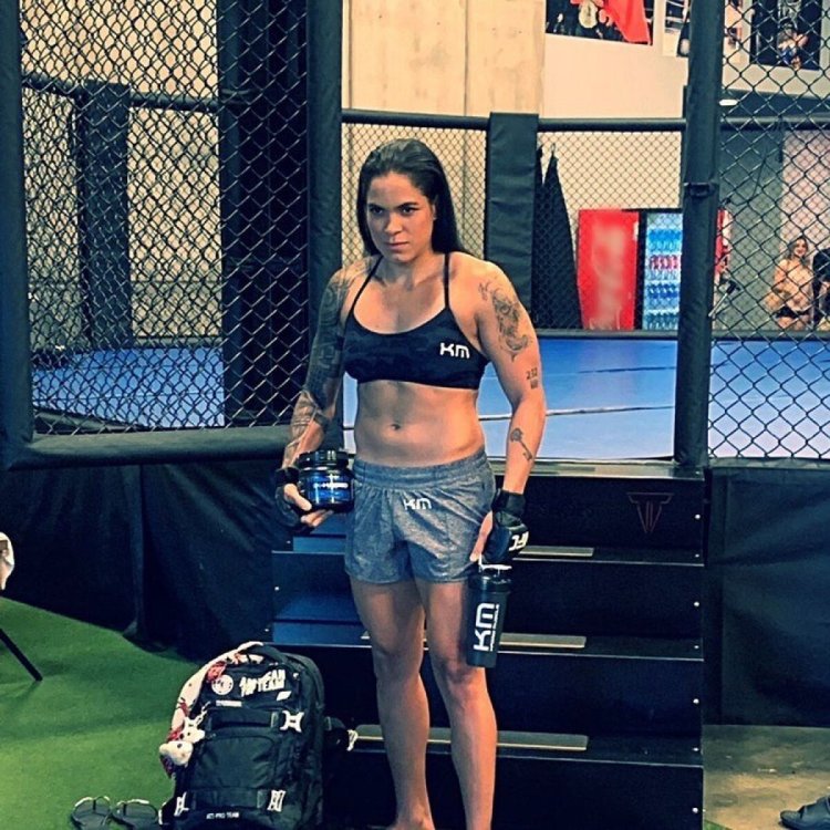 Naked ass Amanda Nunees