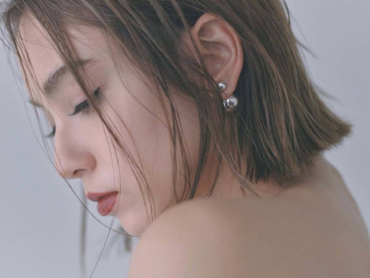 With his feet, Takizawa Bikini