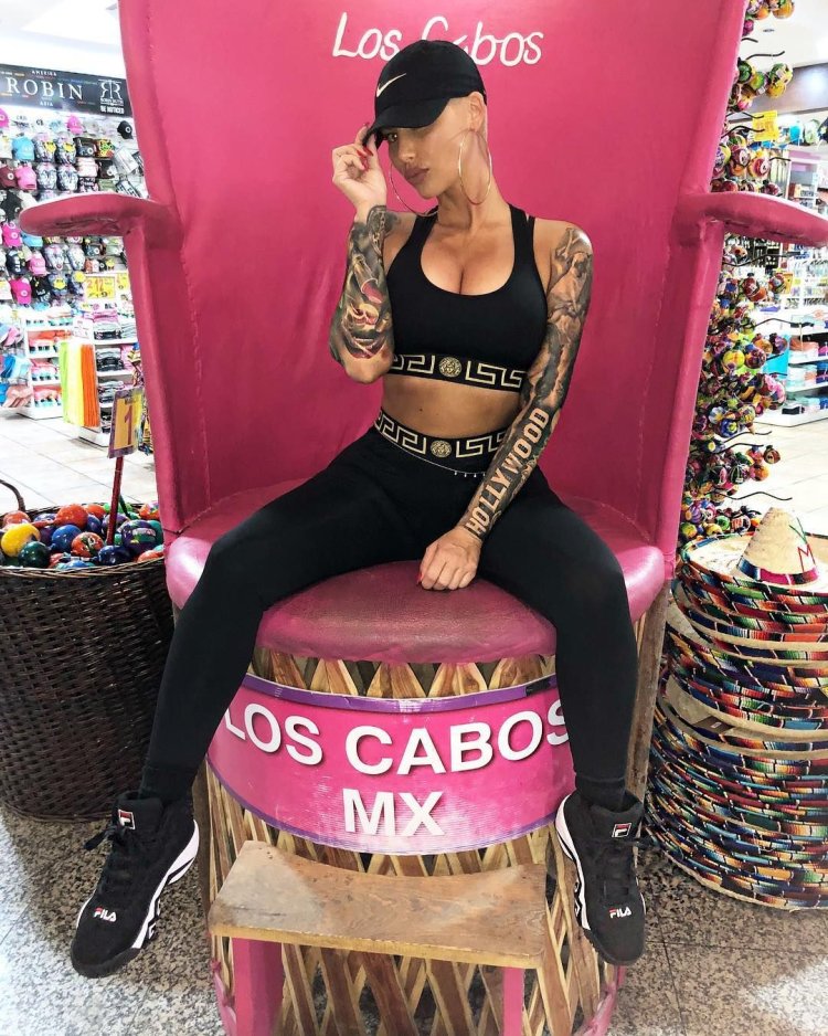 Amber Rose turned around