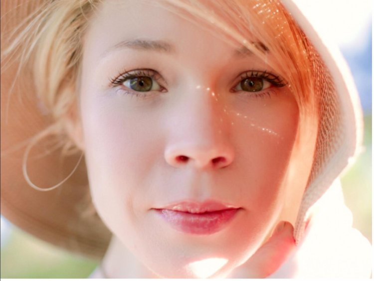 Elizabeth Reaser - Easy S01e01