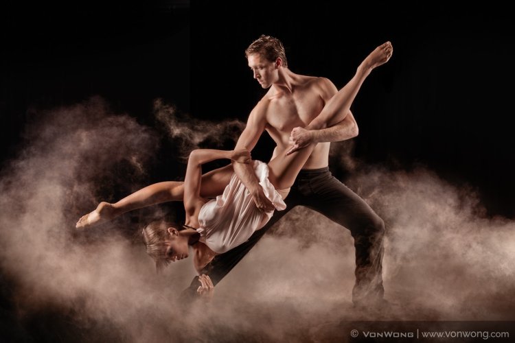 Paired elements on the pylon