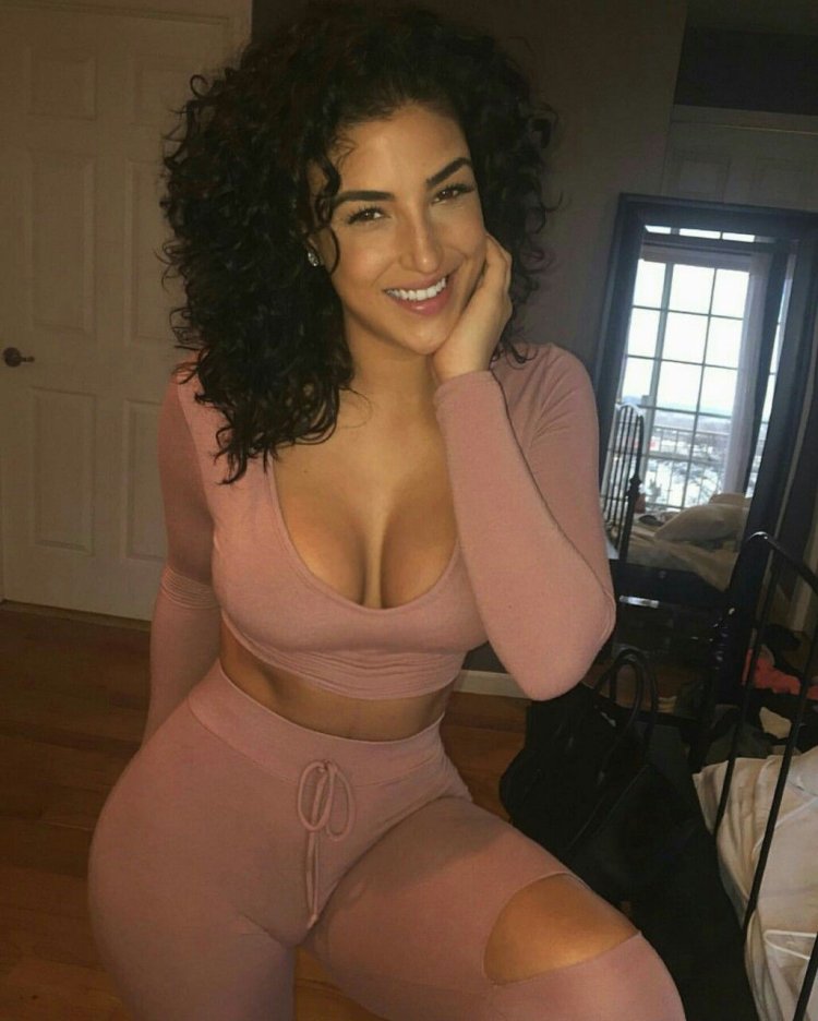 Alissa Sorto in jeans