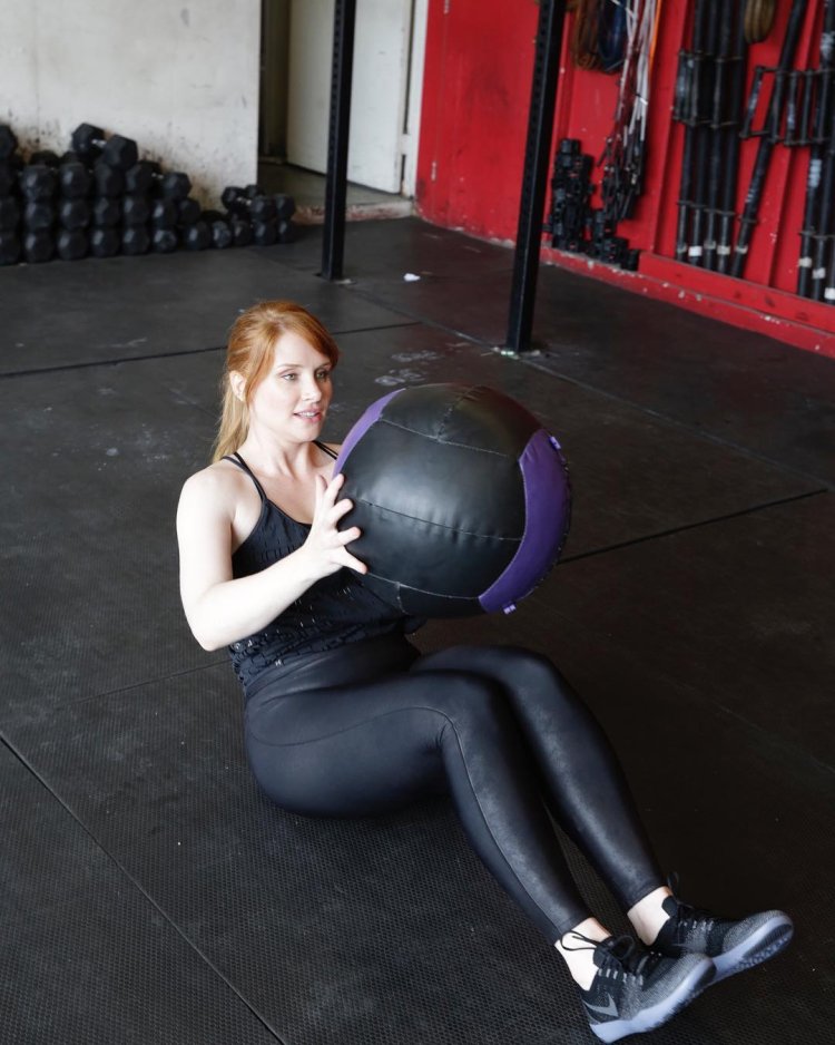 Bryce Dallas Howard in Mandalorz