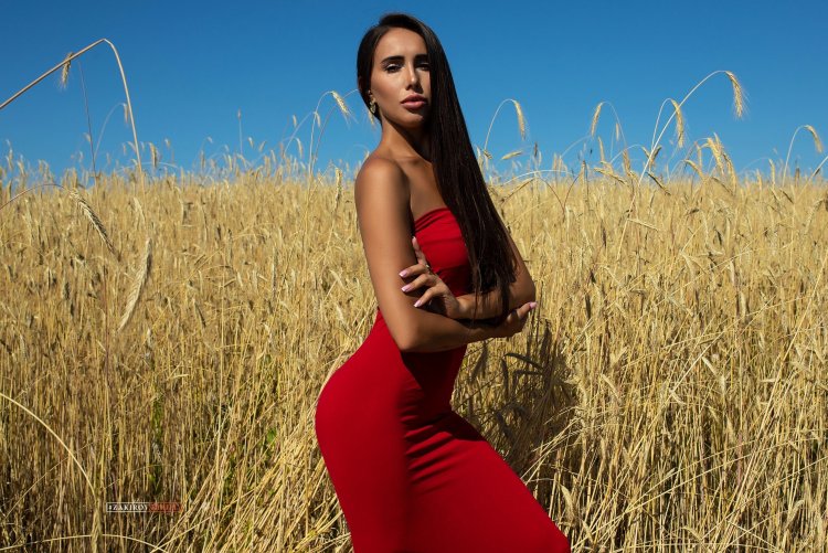 Girls with a great figure in dresses