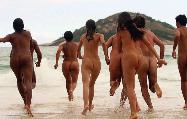 Naked Kenyan women