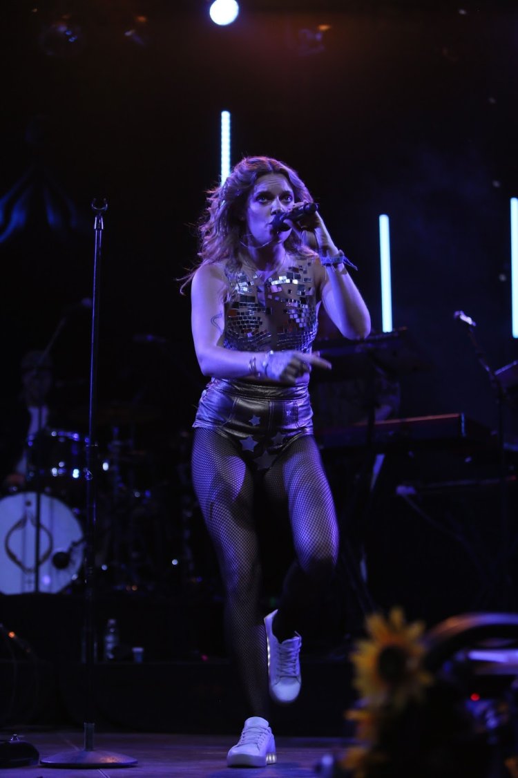 Singer Tove LO Toples