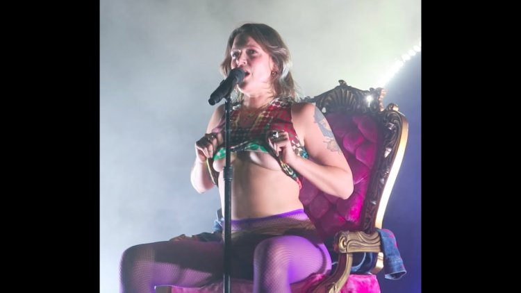 Tove Lo Flaches The Crowd Her Bare Breasts