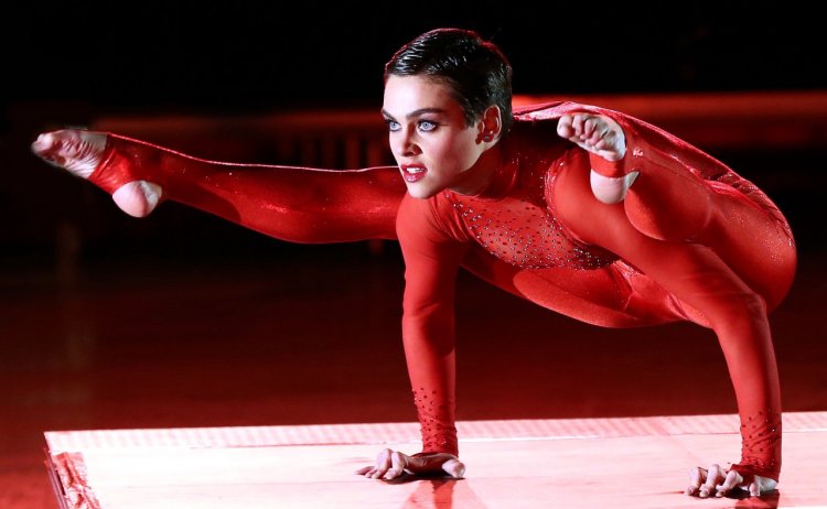 Contortionist Nina Burri