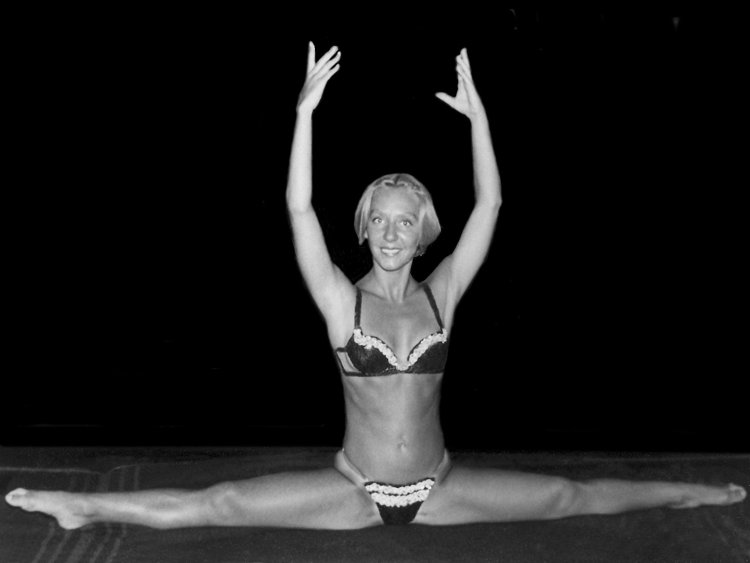 Contortionist Laura Guerrro