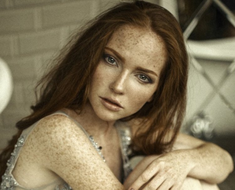 Oksana Butovskaya Red